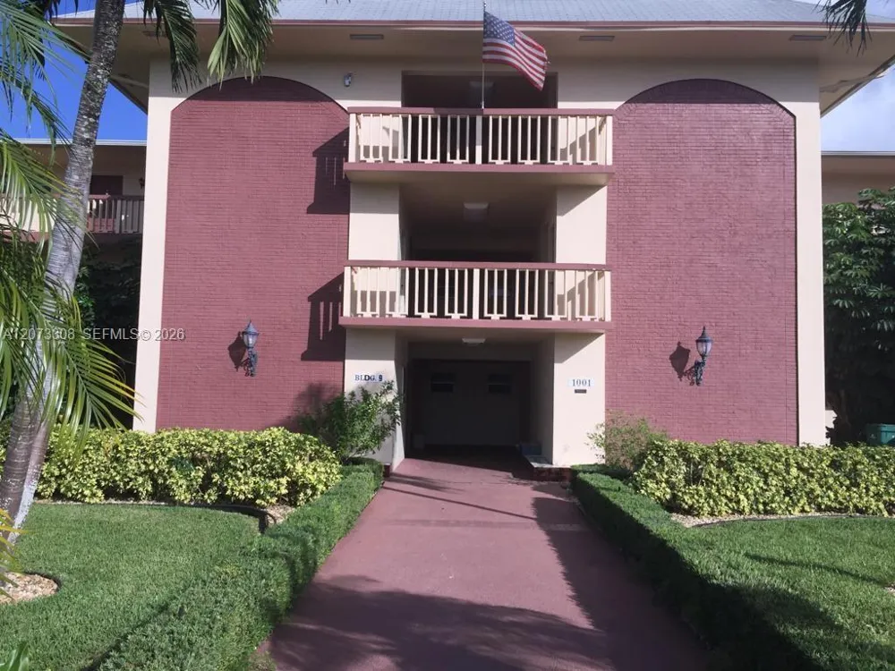1001 Hillcrest Ct #215 Hollywood, FL 33021