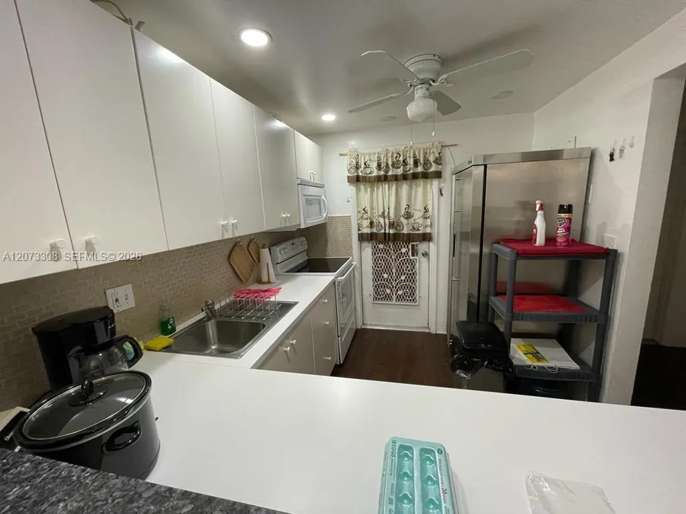 1001 Hillcrest Ct #215 Hollywood, FL 33021