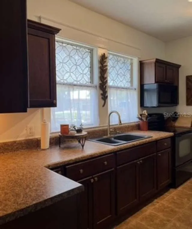 2802 4TH AVENUE W Bradenton, FL 34205