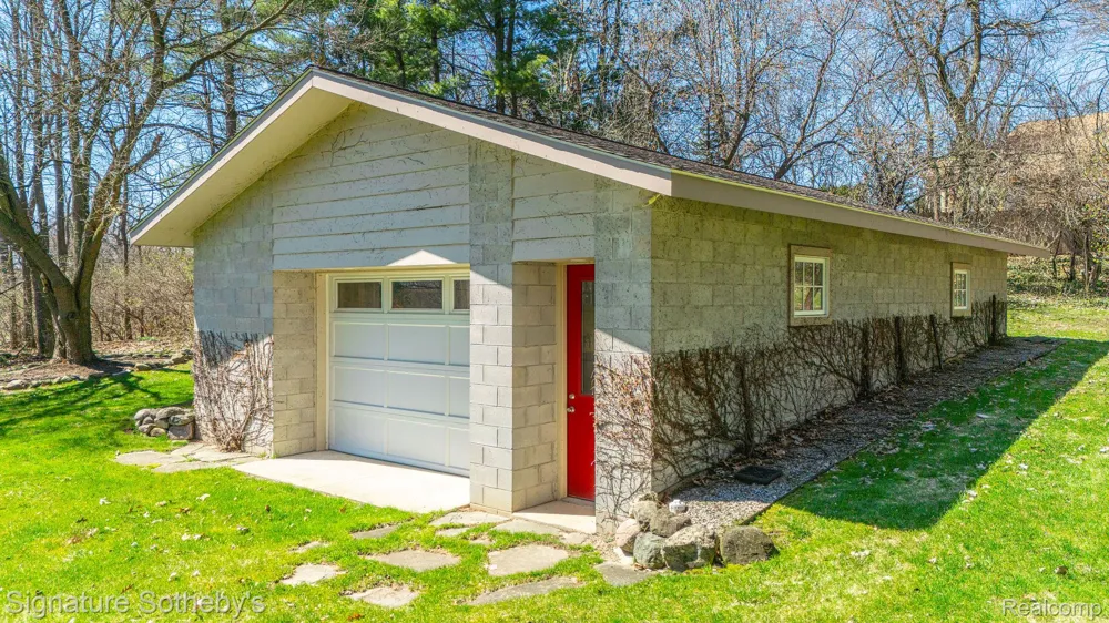 5051 Beach Road Troy City, MI 48098