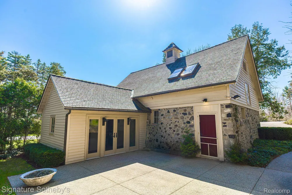 5051 Beach Road Troy City, MI 48098