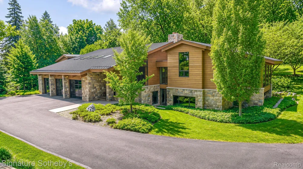 5051 Beach Road Troy City, MI 48098
