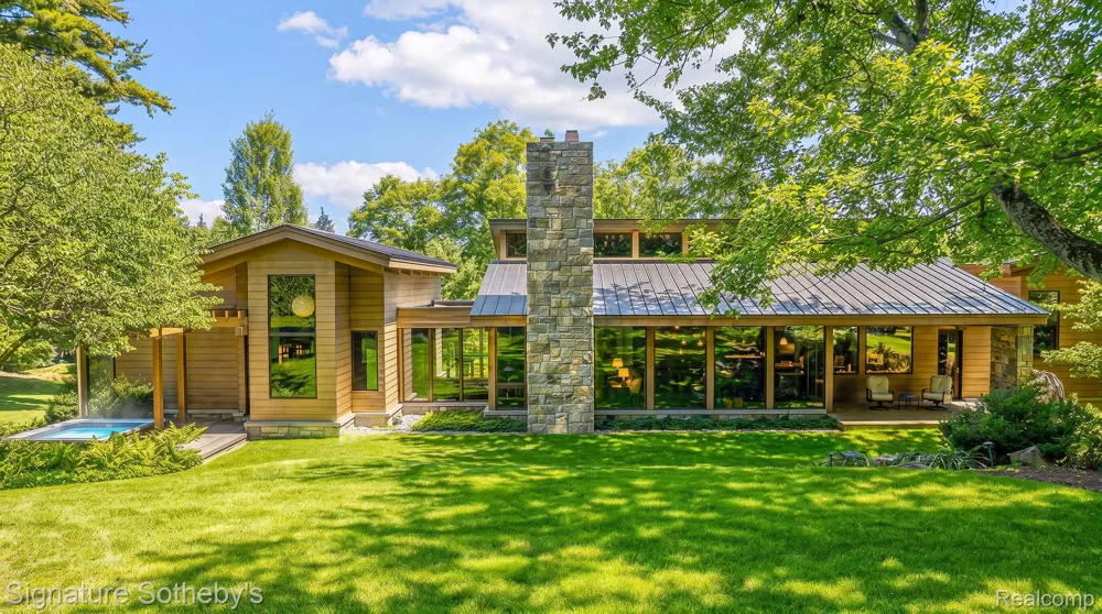 5051 Beach Road Troy City, MI 48098
