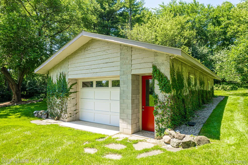 5051 Beach Road Troy City, MI 48098