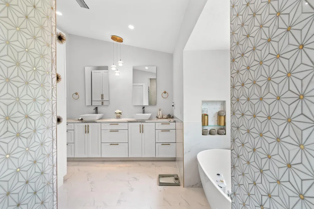 6187 9TH AVENUE CIRCLE NE Bradenton, FL 34212