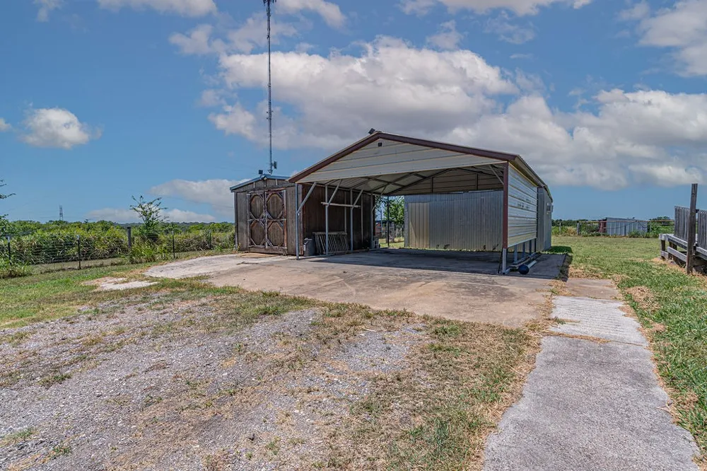 3332 County Road 1033 Greenville, TX 75401