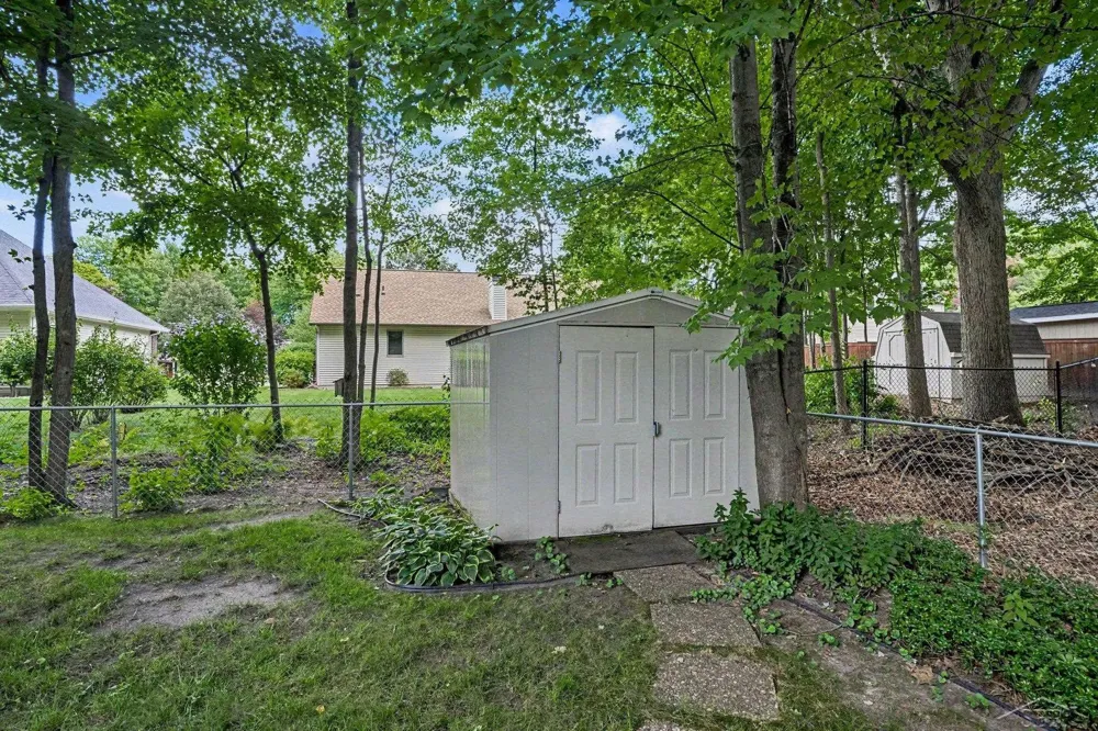 2514 Greenwich Cir Street Midland City, MI 48642
