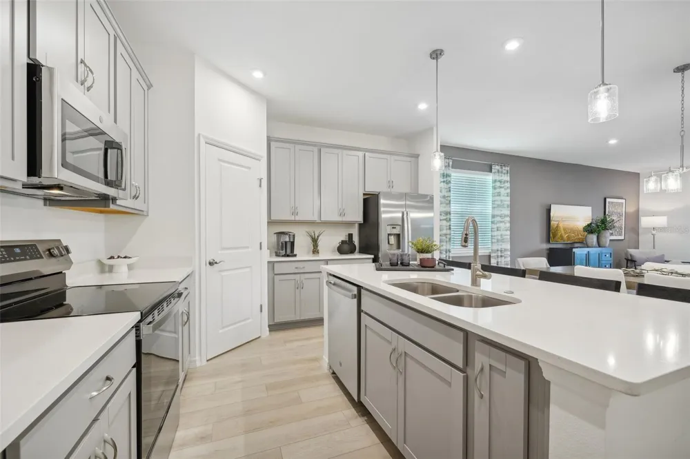 1092 CLAY BOULEVARD Tavares, FL 32778