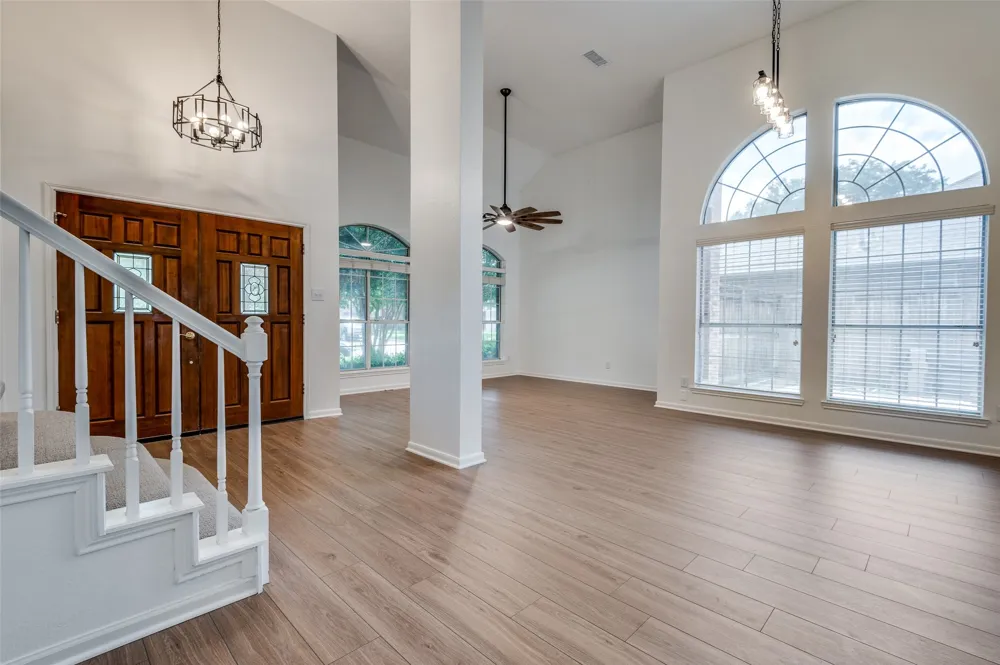 562 Mercer Street Grand Prairie, TX 75052