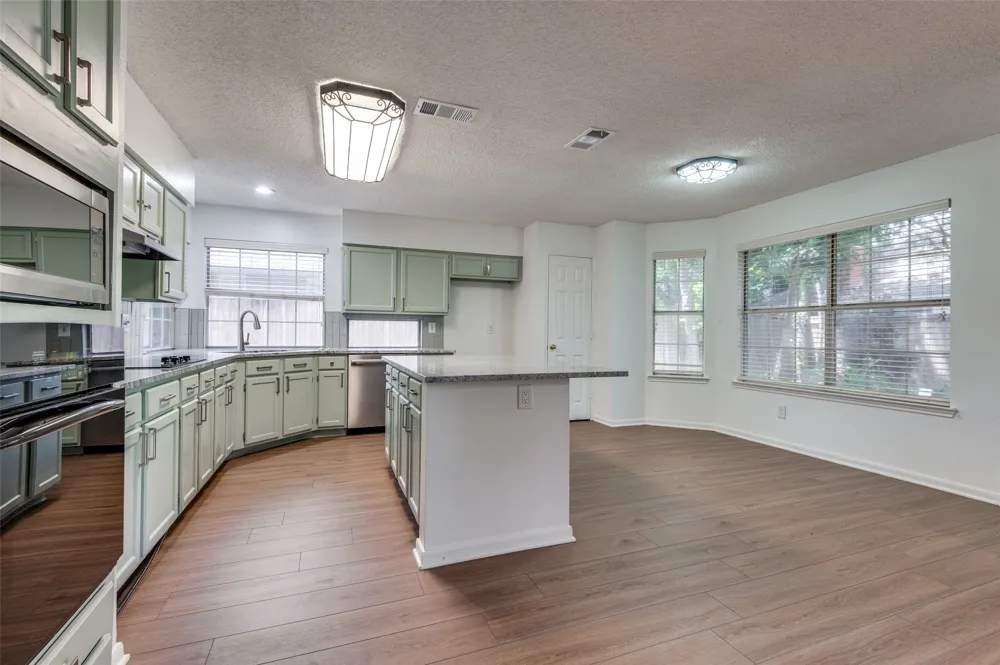 562 Mercer Street Grand Prairie, TX 75052