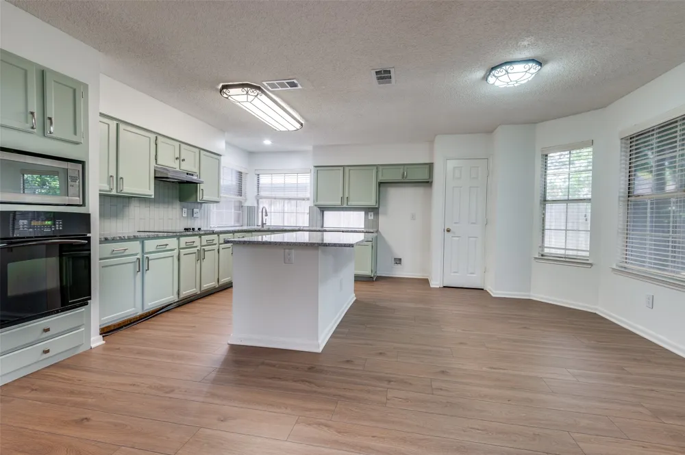 562 Mercer Street Grand Prairie, TX 75052