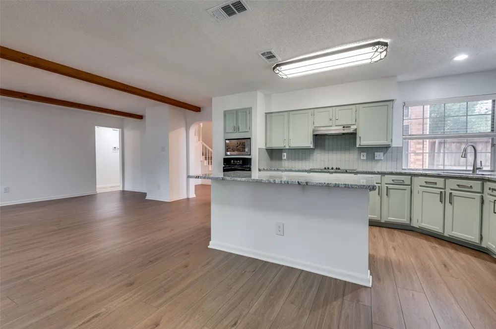 562 Mercer Street Grand Prairie, TX 75052