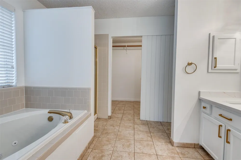 562 Mercer Street Grand Prairie, TX 75052