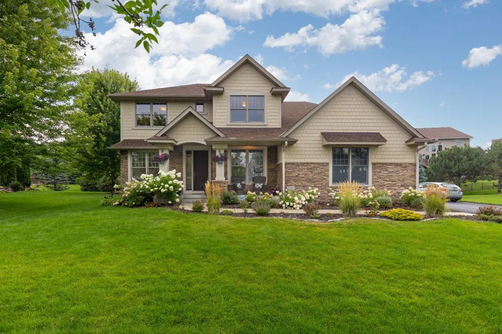1752 Carriage Drive Victoria, MN 55386