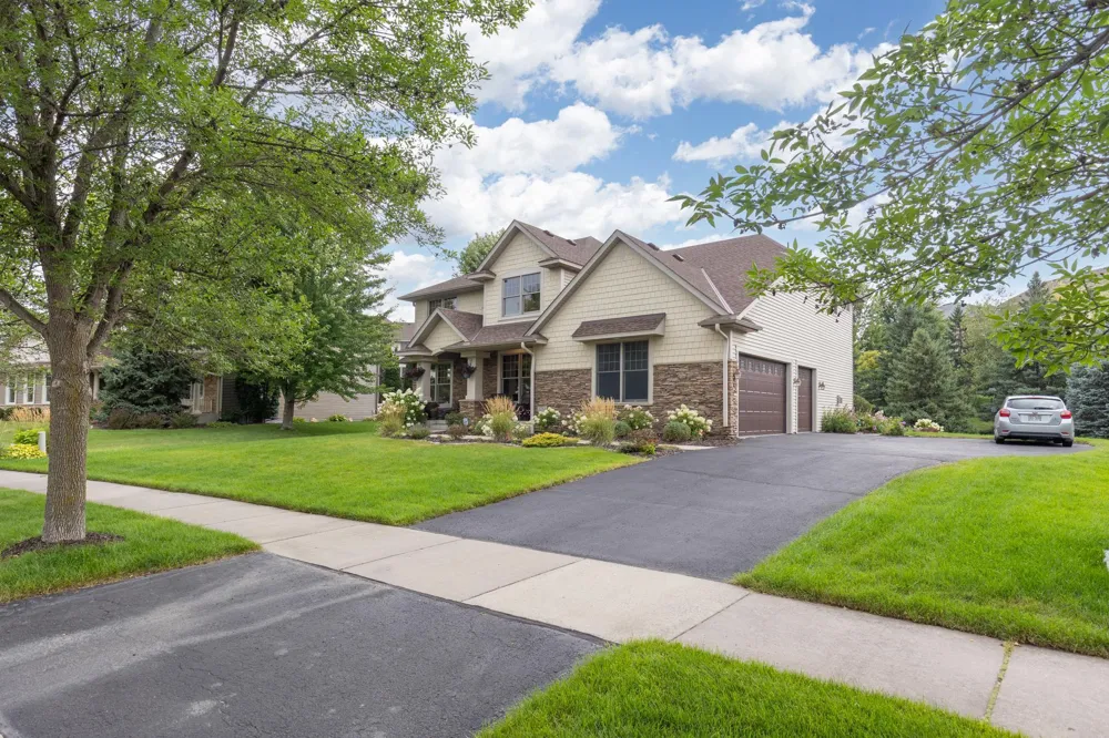 1752 Carriage Drive Victoria, MN 55386