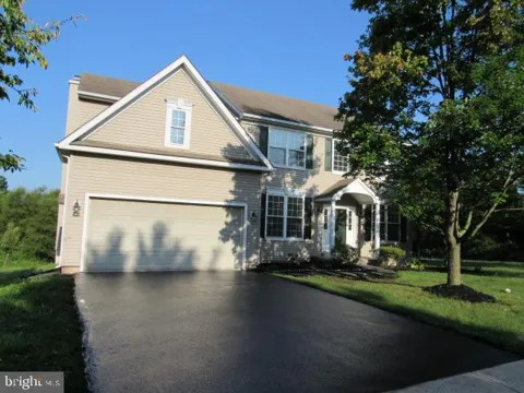 1045 FALLBROOK LANE