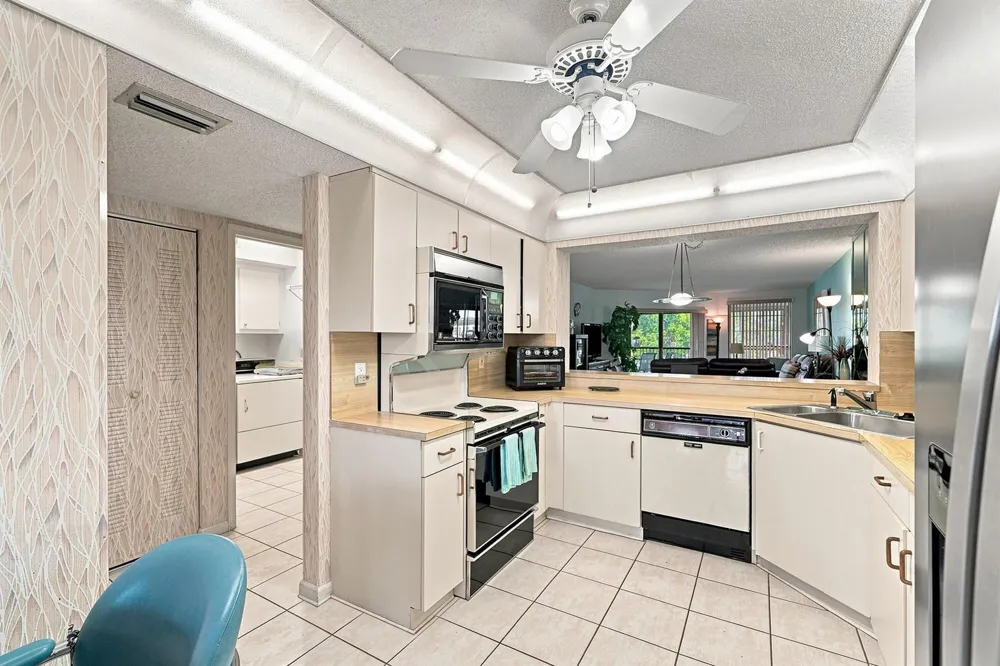 7254 FAIRFAX DRIVE #304 Tamarac, FL 33321