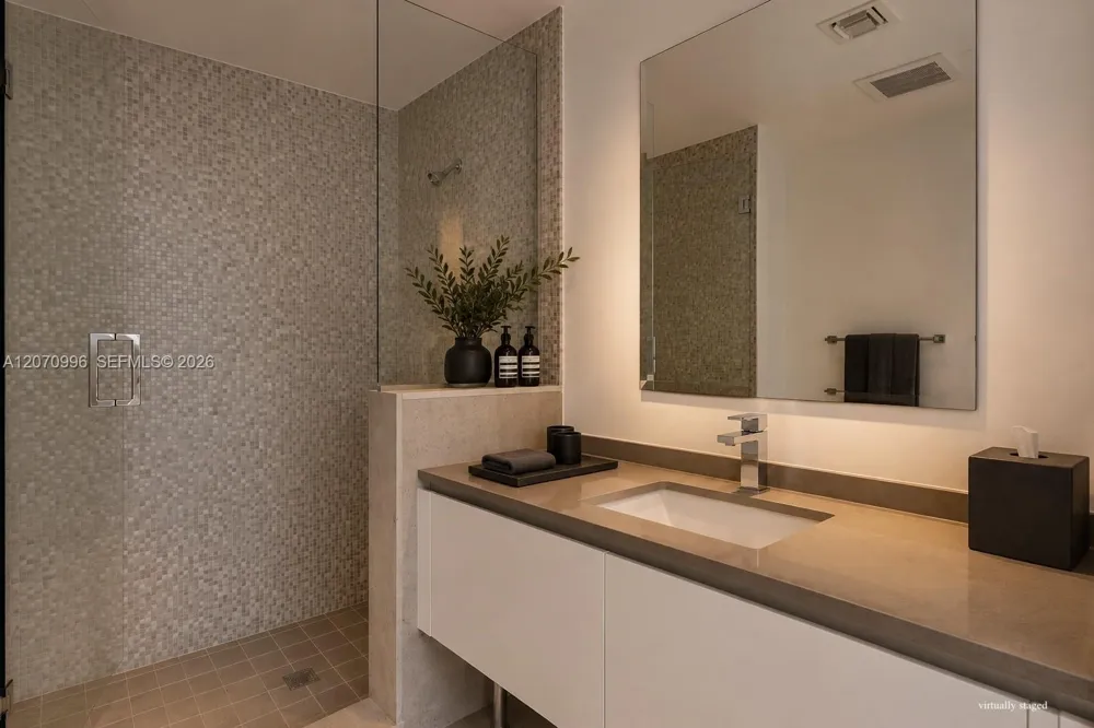 68 SE 6th St #1702 Miami, FL 33131