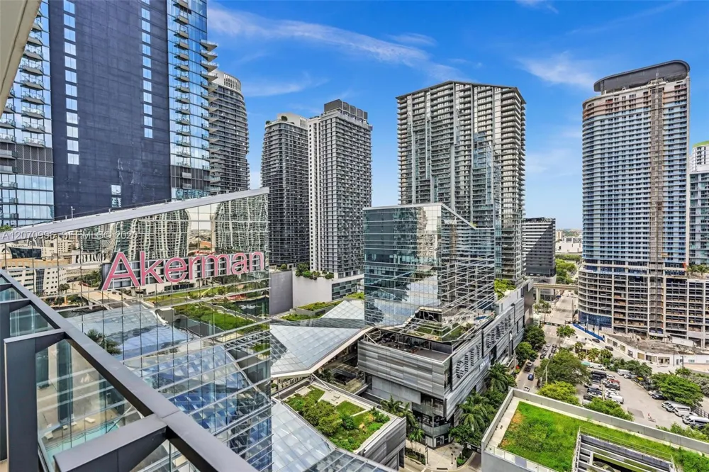 68 SE 6th St #1702 Miami, FL 33131