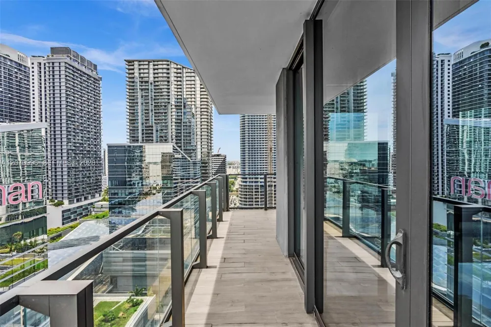 68 SE 6th St #1702 Miami, FL 33131