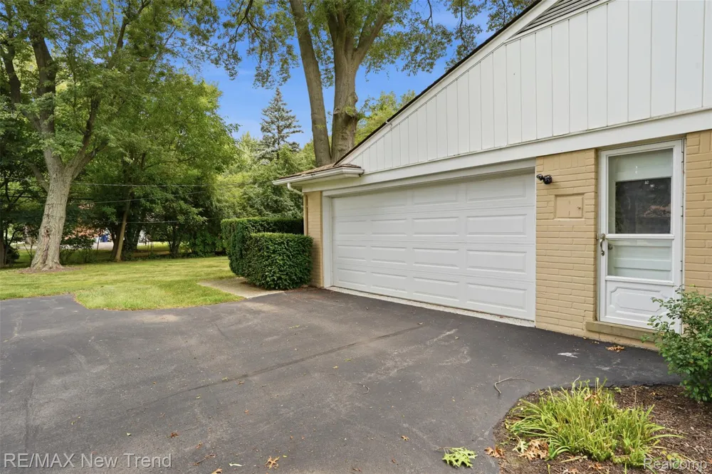 1043 Westview Road Bloomfield Hills City, MI 48304