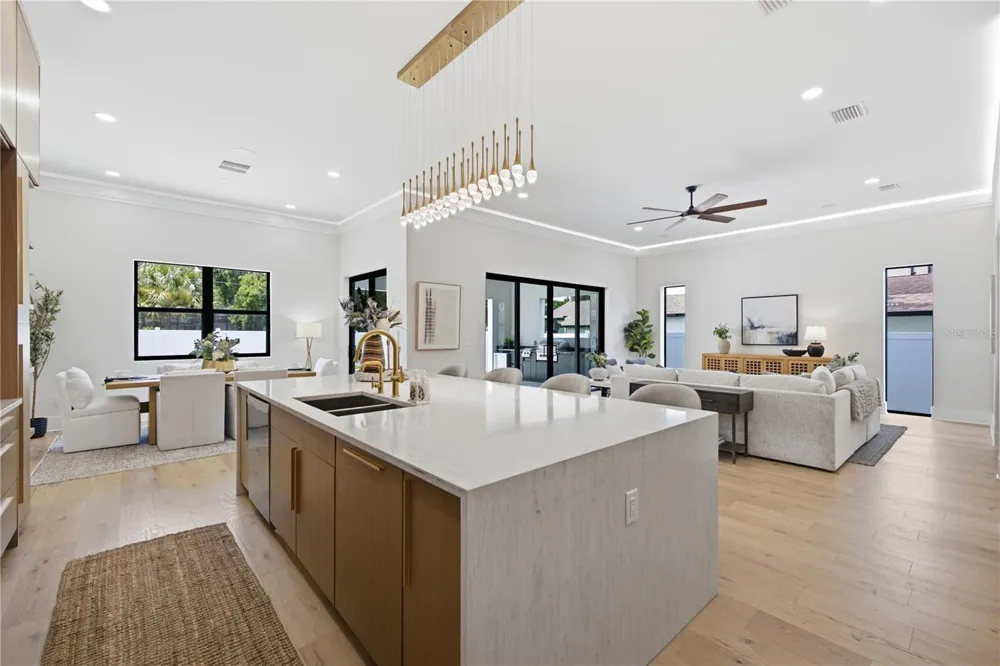 810 W BRADDOCK STREET Tampa, FL 33603