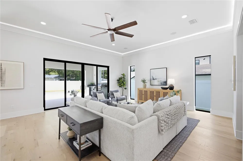 810 W BRADDOCK STREET Tampa, FL 33603