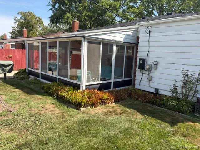 29515 Milton Avenue Madison Heights City, MI 48071