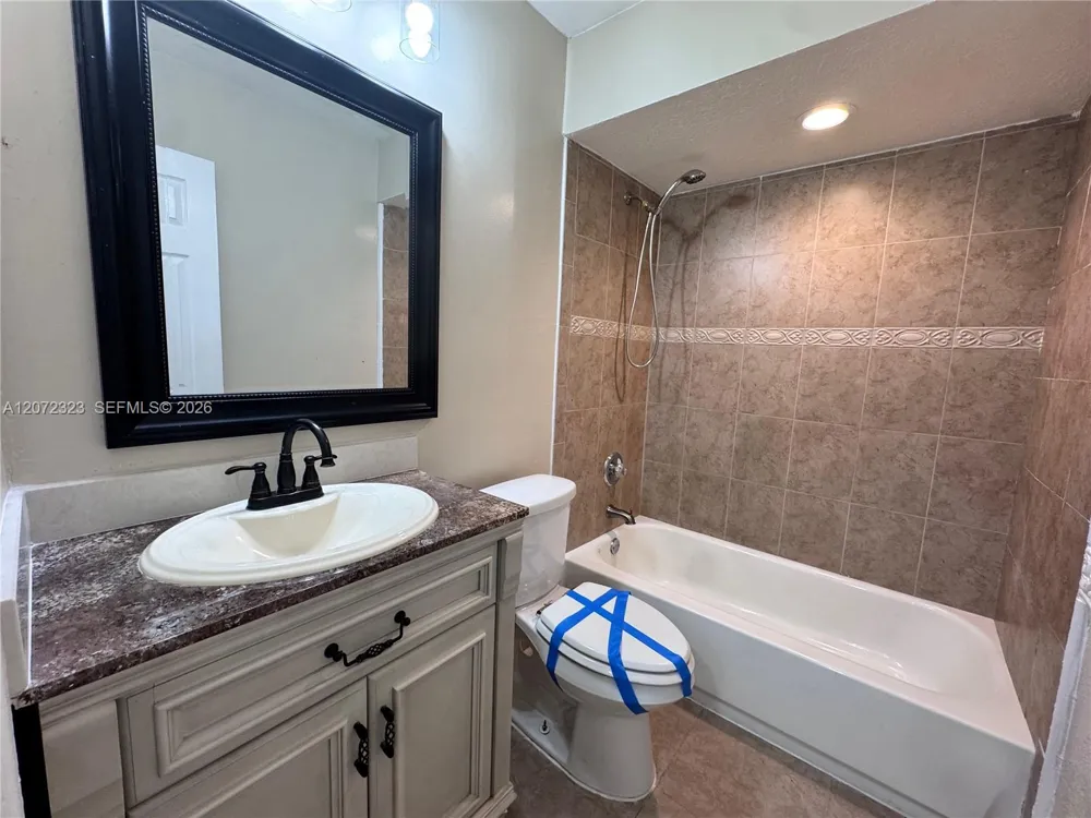 32 Wimbledon Lake Dr #221 Plantation, FL 33324