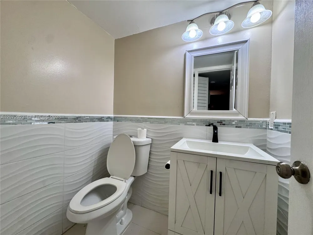 32 Wimbledon Lake Dr #221 Plantation, FL 33324