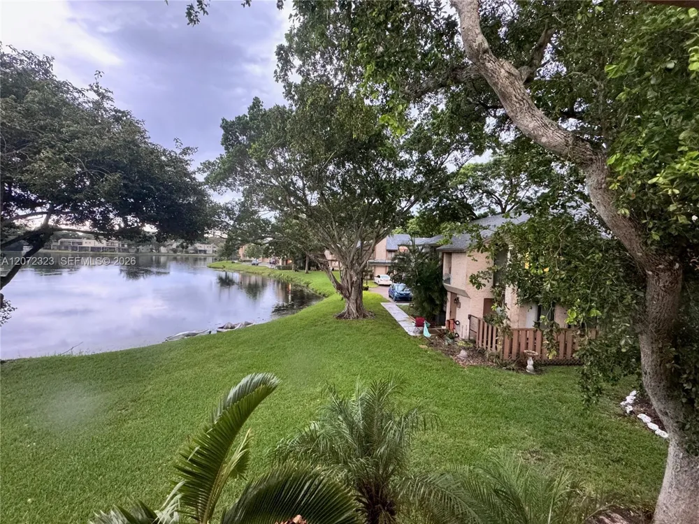 32 Wimbledon Lake Dr #221 Plantation, FL 33324