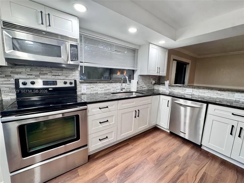 32 Wimbledon Lake Dr #221 Plantation, FL 33324
