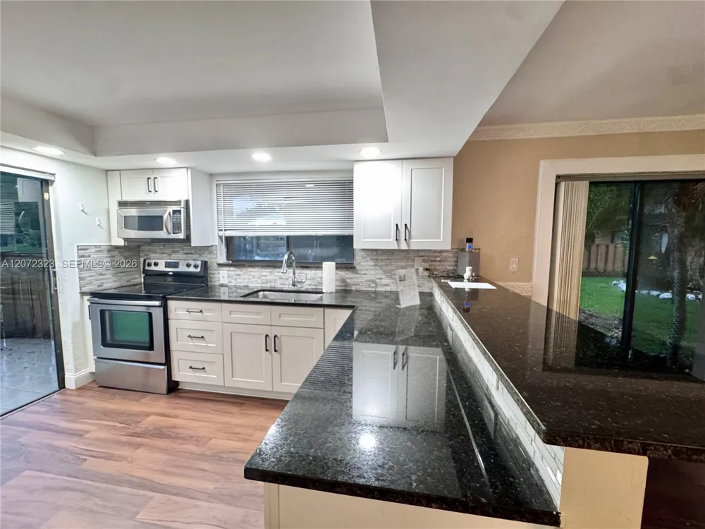 32 Wimbledon Lake Dr #221 Plantation, FL 33324