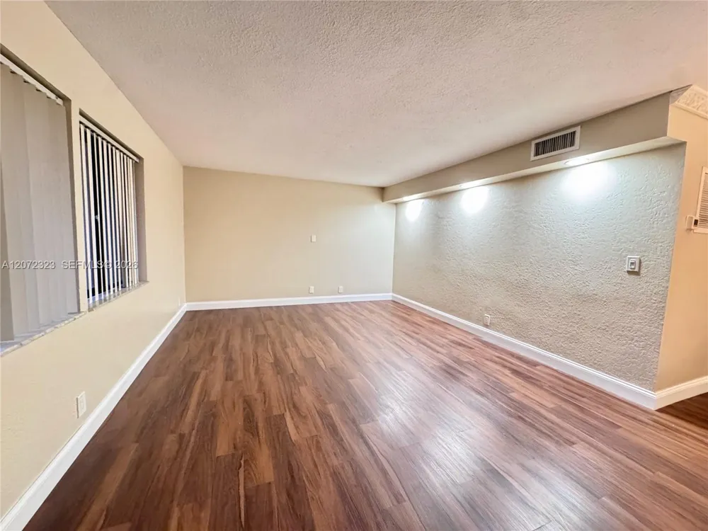 32 Wimbledon Lake Dr #221 Plantation, FL 33324