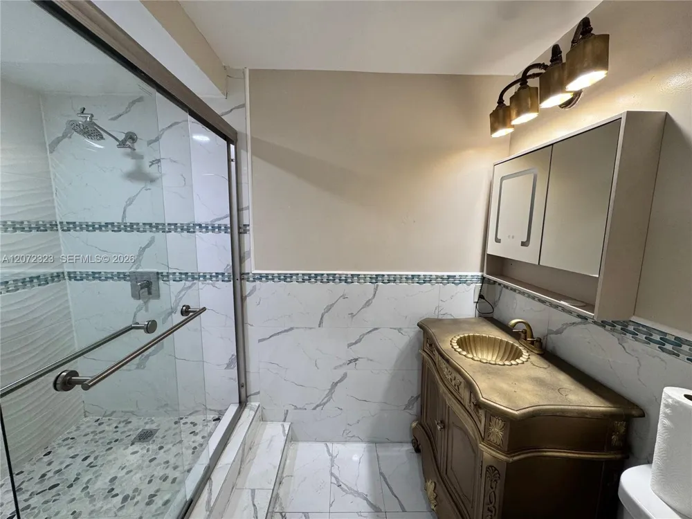 32 Wimbledon Lake Dr #221 Plantation, FL 33324