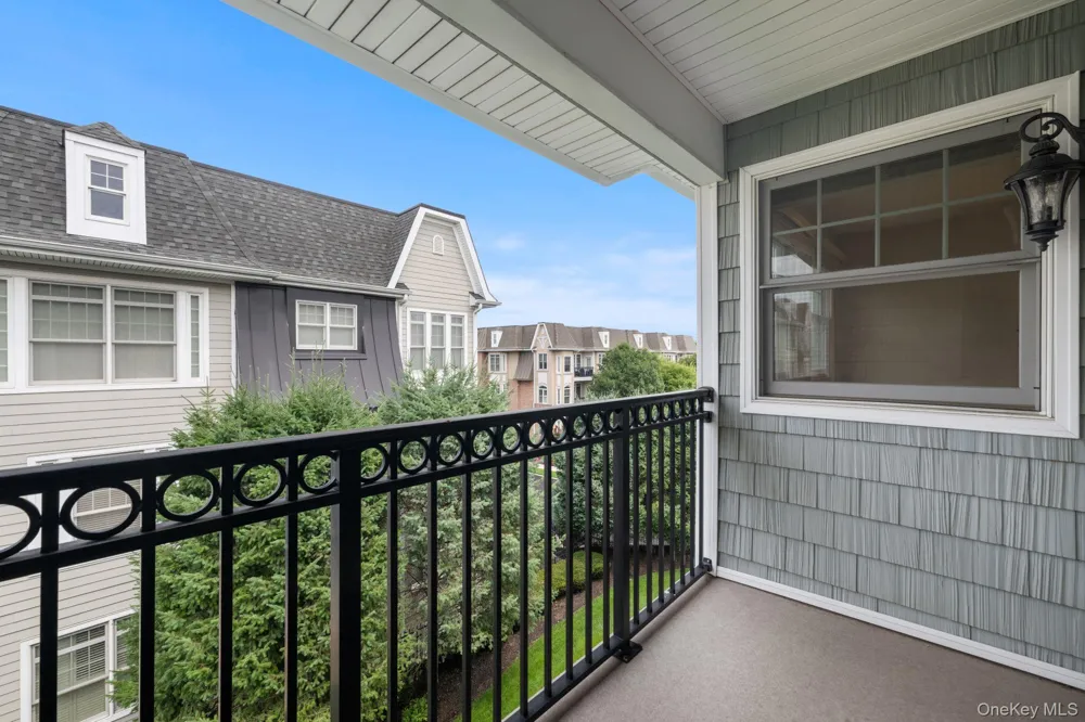 469 Pacing Way Westbury, NY 11590