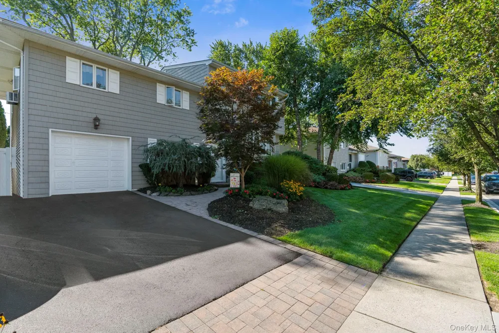 14 Jane Drive Old Bethpage, NY 11804