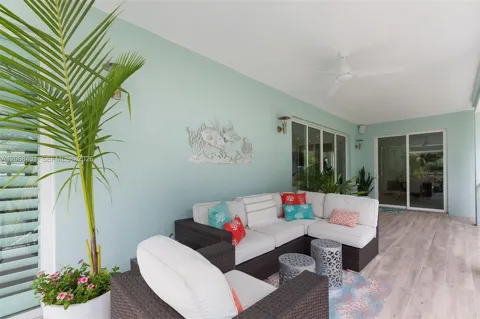 122 S Bahama Dr