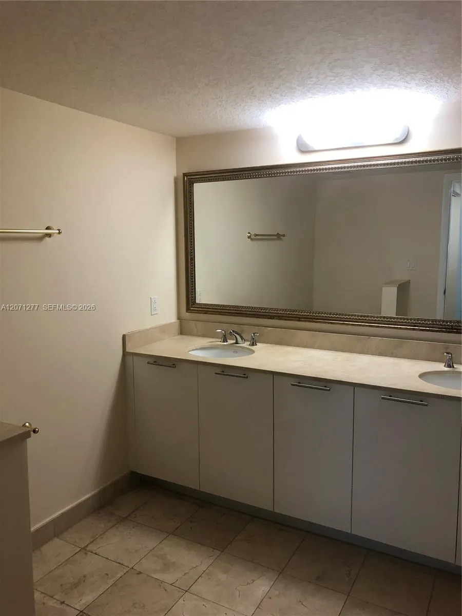1800 Bayshore Dr #814 Miami, FL 33132