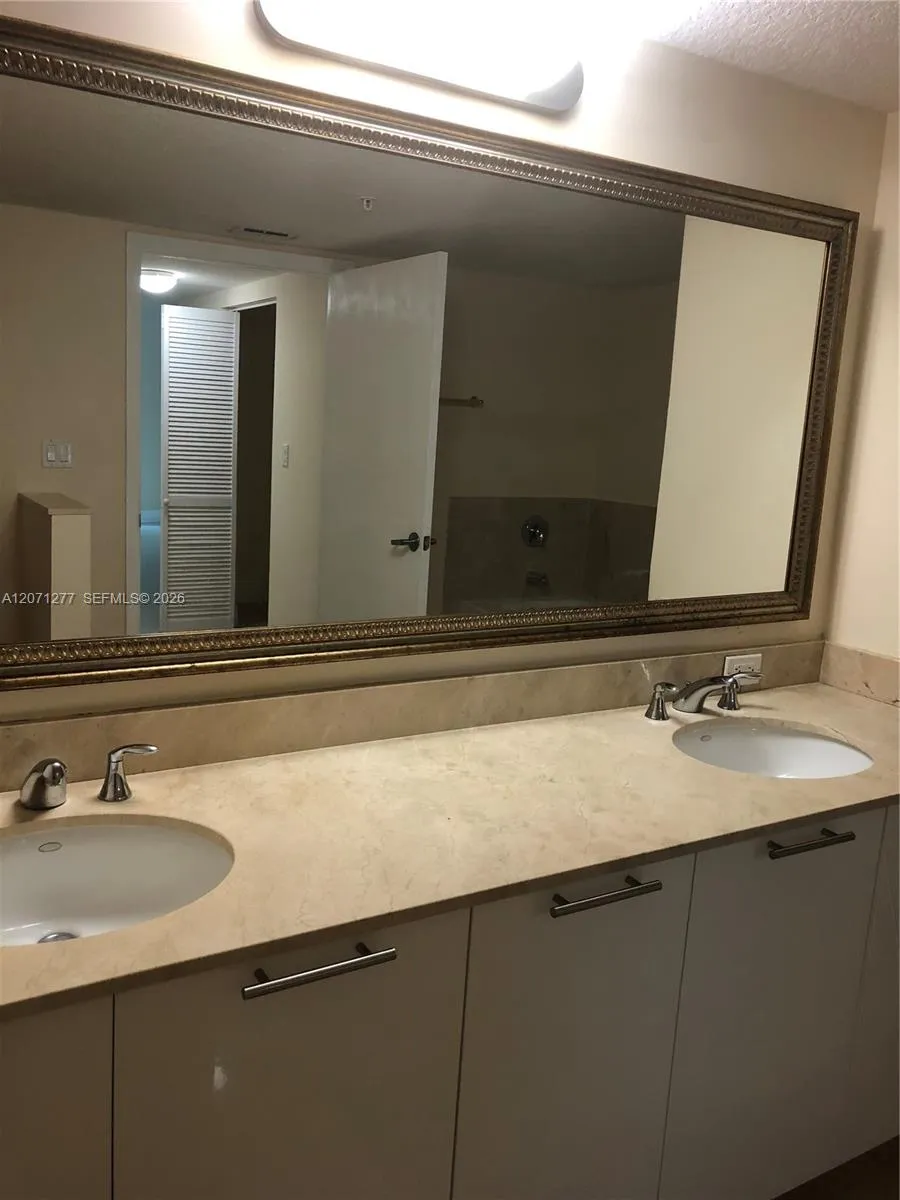 1800 Bayshore Dr #814 Miami, FL 33132