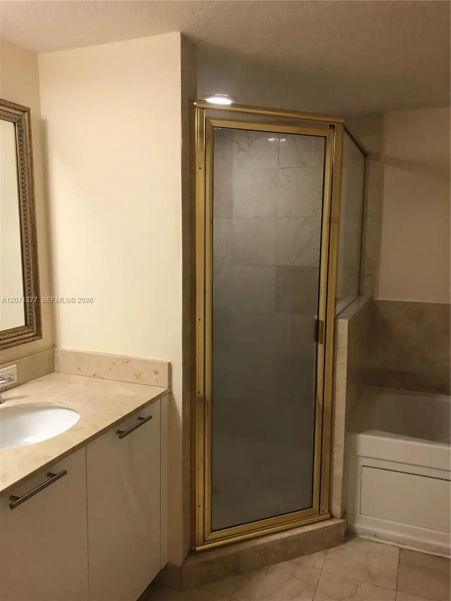 1800 Bayshore Dr #814 Miami, FL 33132