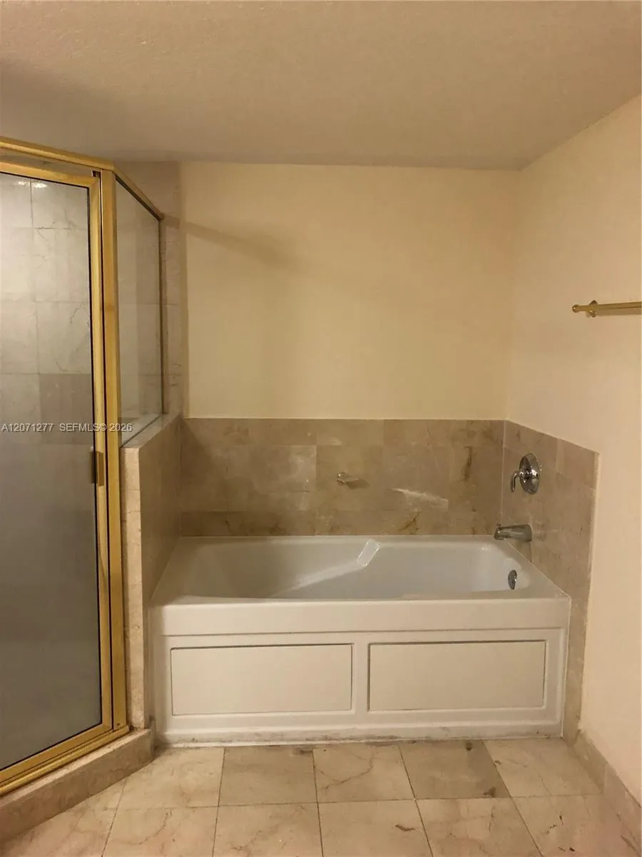 1800 Bayshore Dr #814 Miami, FL 33132