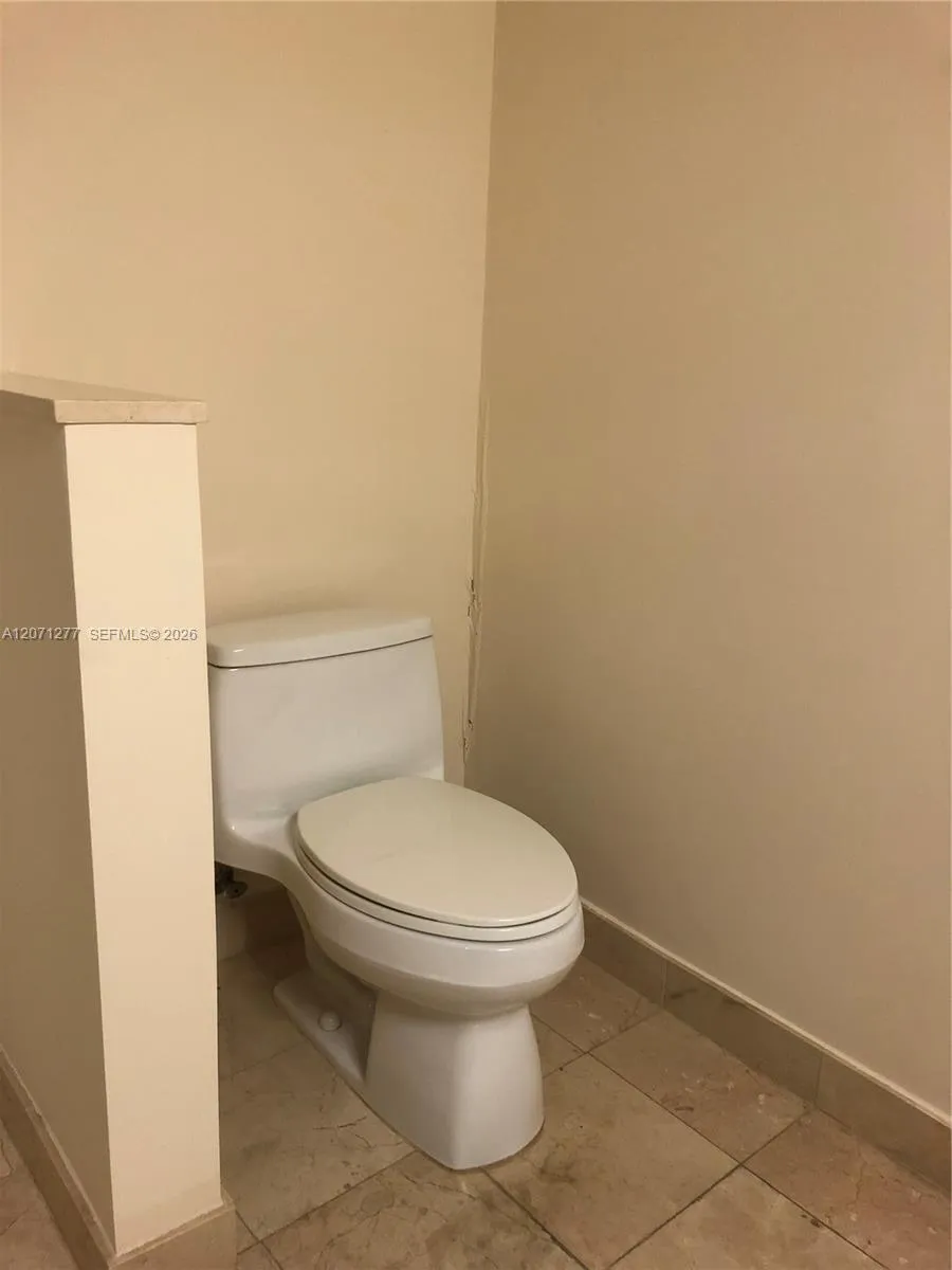 1800 Bayshore Dr #814 Miami, FL 33132