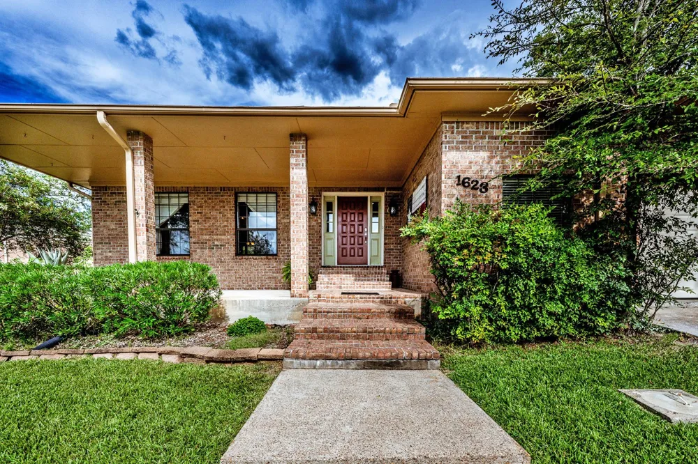 1623 Green Briar Drive Huntsville, TX 77340