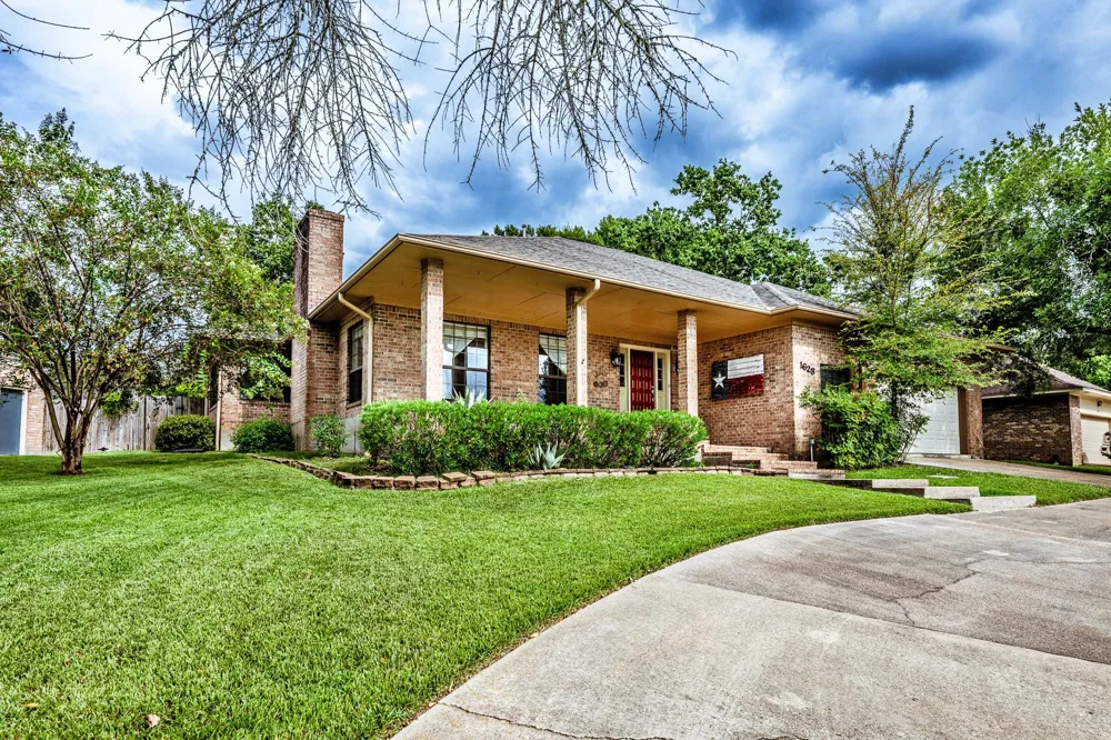 1623 Green Briar Drive Huntsville, TX 77340