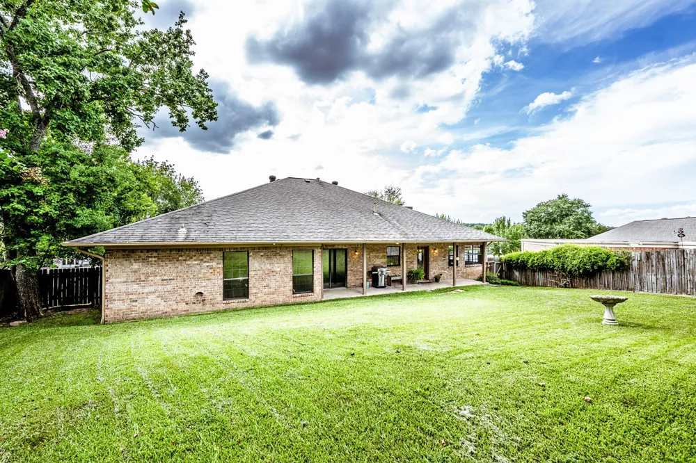 1623 Green Briar Drive Huntsville, TX 77340
