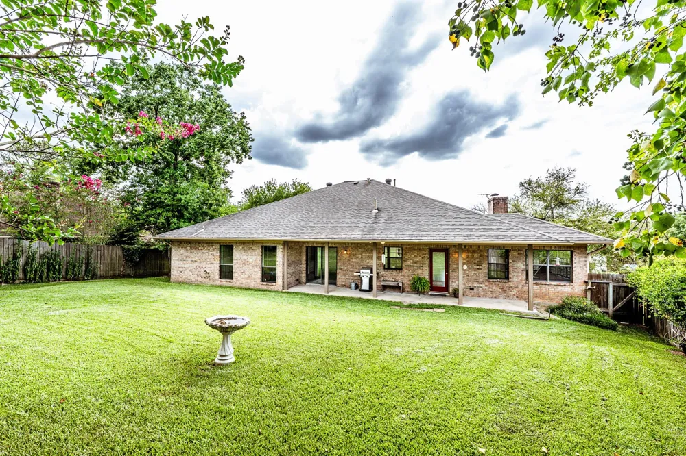 1623 Green Briar Drive Huntsville, TX 77340
