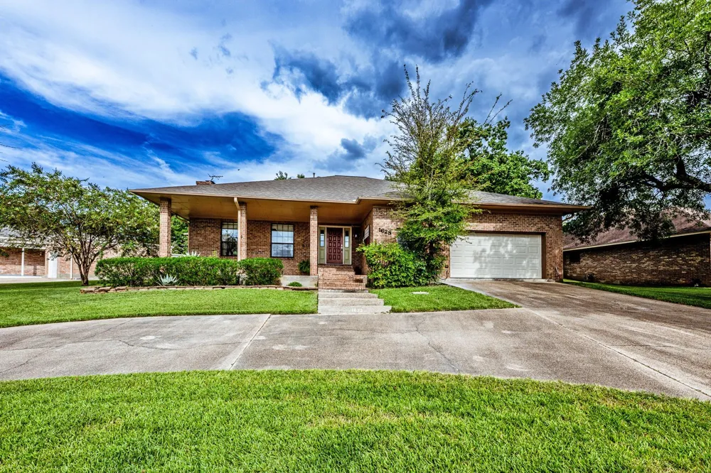1623 Green Briar Drive Huntsville, TX 77340