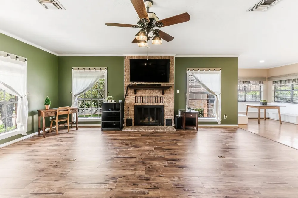 1623 Green Briar Drive Huntsville, TX 77340