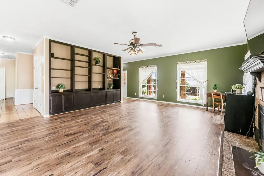 1623 Green Briar Drive Huntsville, TX 77340